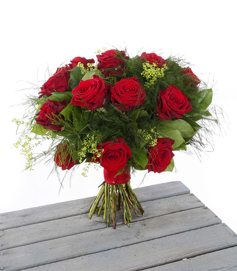 Red Naomi Rose Hantied Bouquet   Luxury foliage