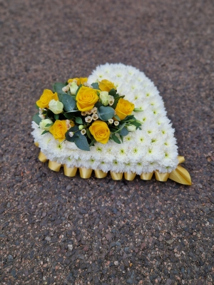 Yellow & white heart tribute