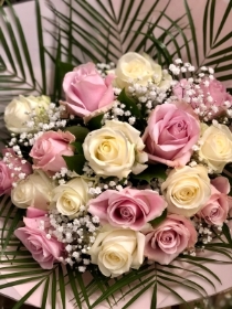 Mixed white & pink roses bouquet